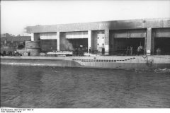Bundesarchiv_Bild_101I-027-1495-18_Frankreich_U-Boot-Bunker.jpg