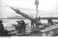 Bundesarchiv_Bild_101II-MW-5536-01_Wilhelmshaven_U-Boot_Torpedo-bernahme.jpg